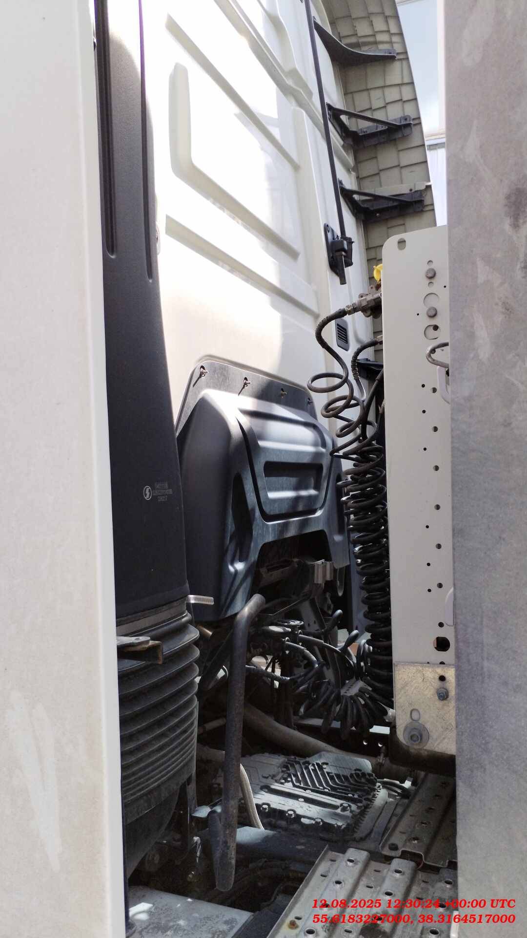 Shacman SX4188YY381,  295 138 км, 2023 года в лизинг