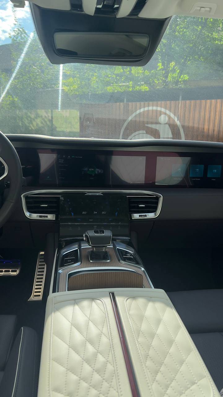 Hongqi E-HS9,  12 650 км, 2023 года в лизинг