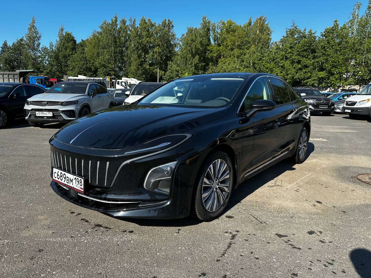 Hongqi E-QM5