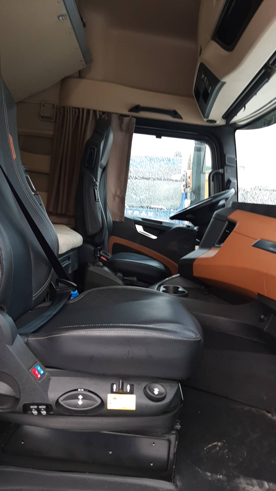 Shacman SX4188Y3381,  168 232 км, 2023 года в лизинг