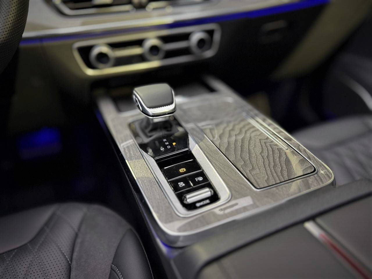 Hongqi HS5 Deluxe 2.0T AWD