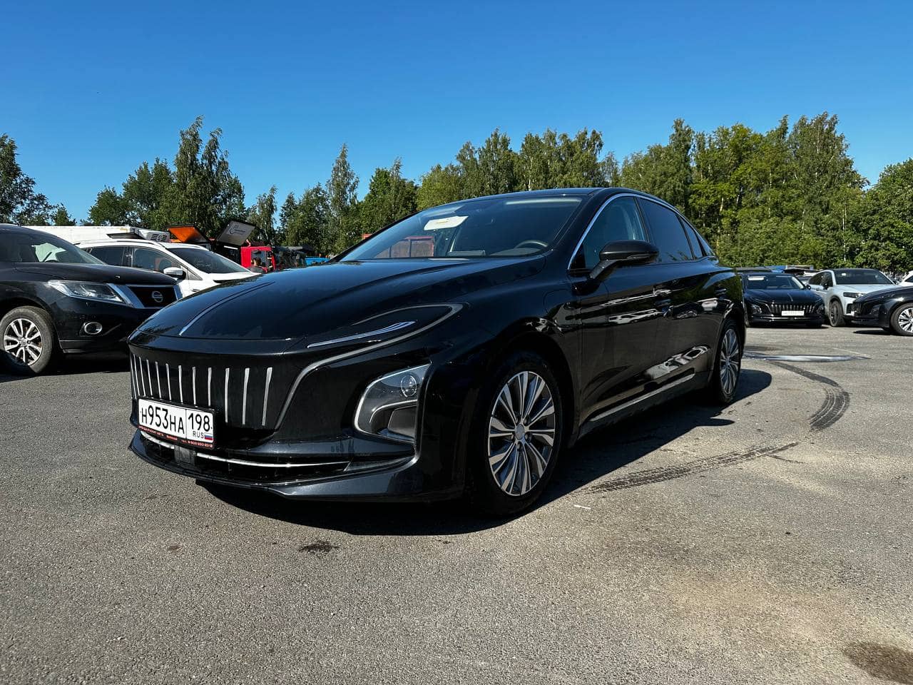 Hongqi E-QM5