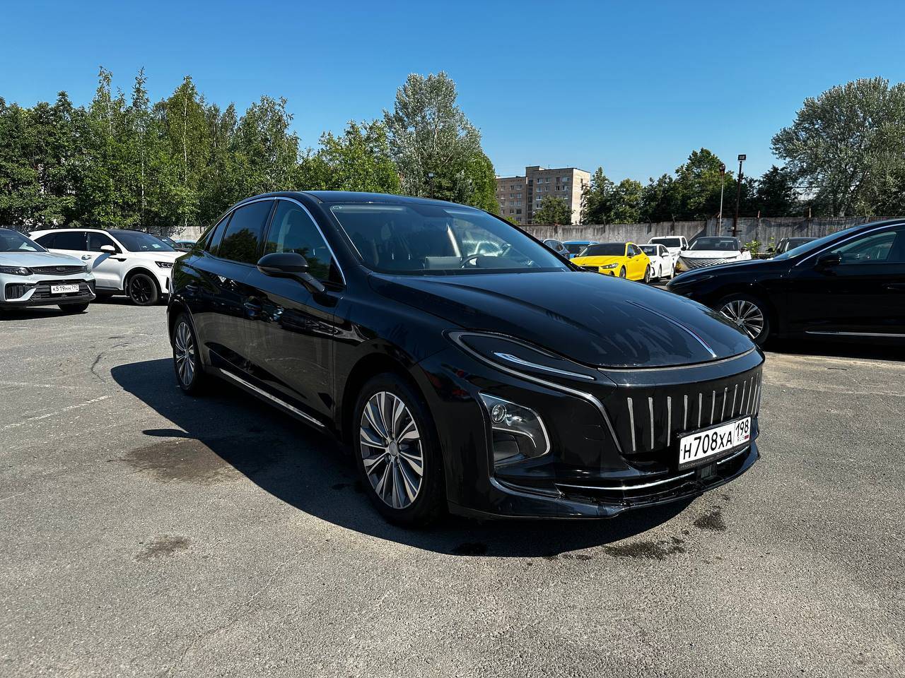 Hongqi E-QM5,  10 090 км, 2022 года в лизинг