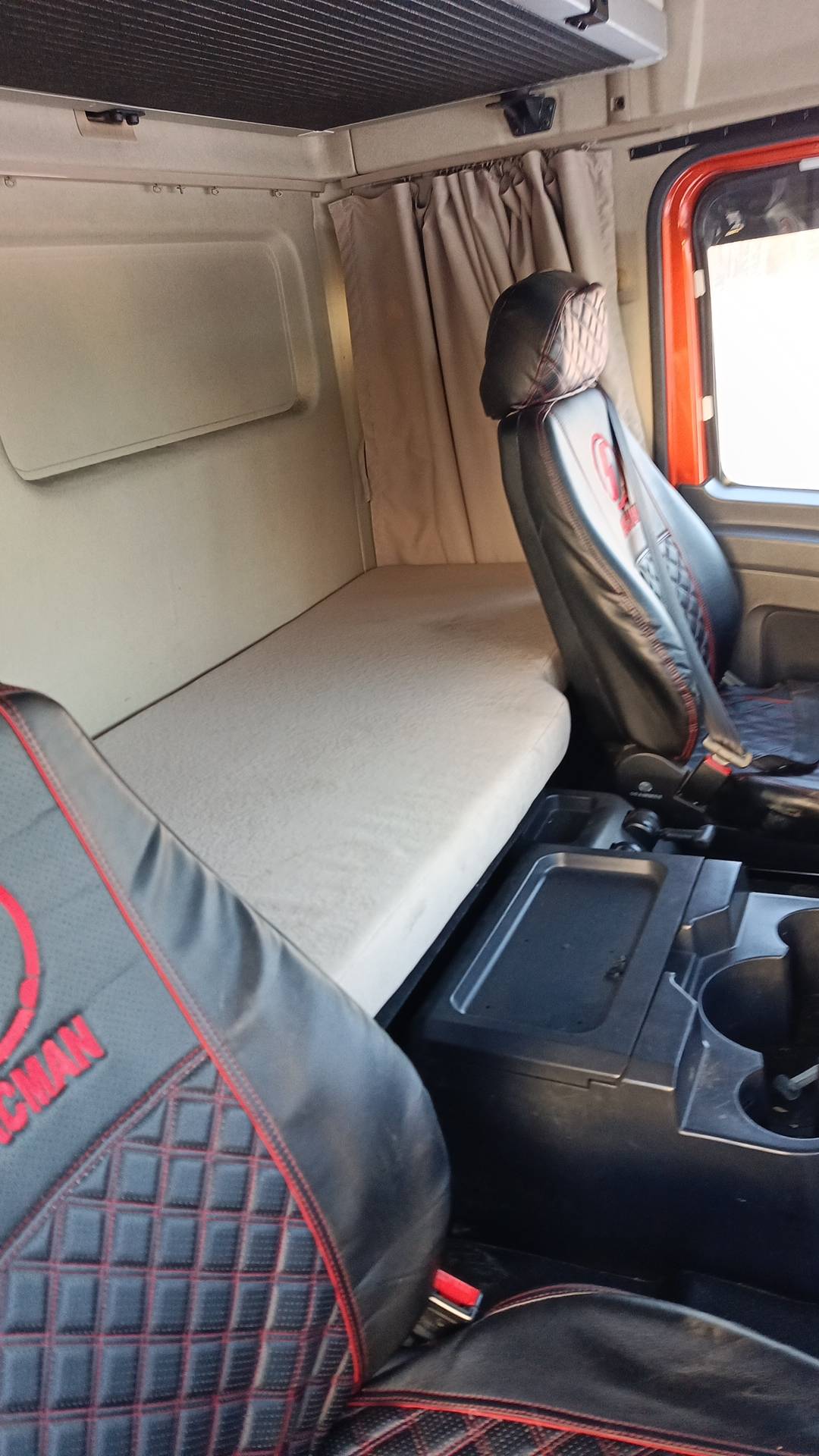 Shacman SX42584V324,  532 956 км, 2022 года в лизинг