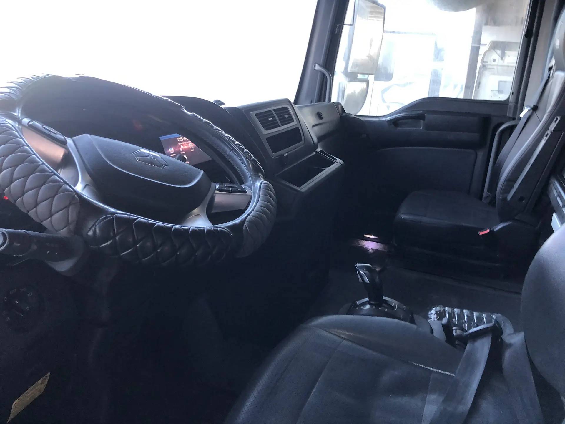 Sitrak C7H 4x2 ZZ4186V361HE,  397 475 км, 2023 года в лизинг