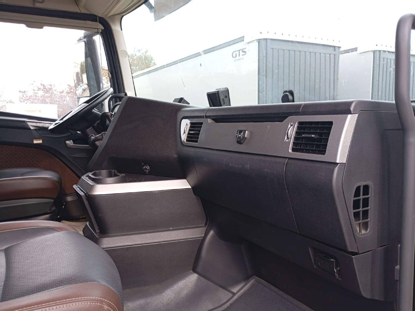 FAW CA4180P77K25E5 4x2,  488 174 км, 2023 года в лизинг