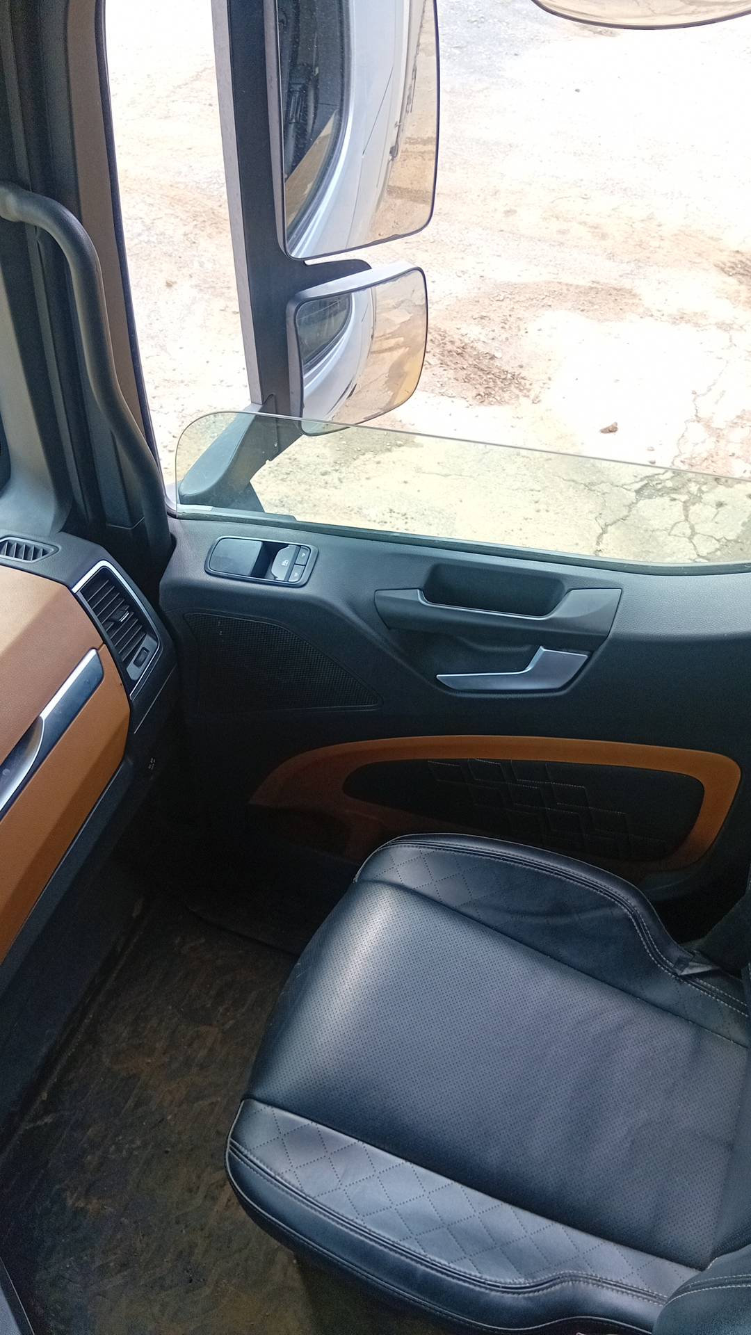 Shacman SX4188YY381,  313 626 км, 2023 года в лизинг