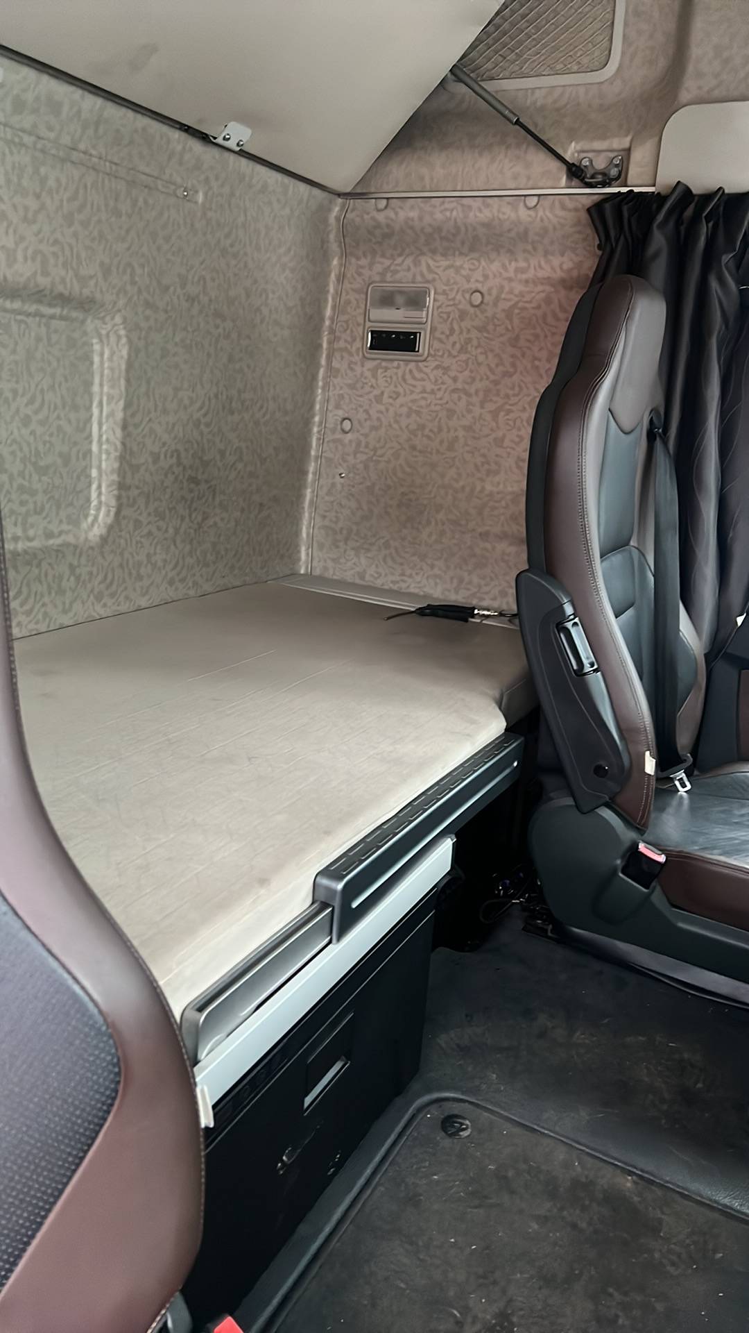 FAW CA4180P77K25E5 4x2,  174 000 км, 2024 года в лизинг