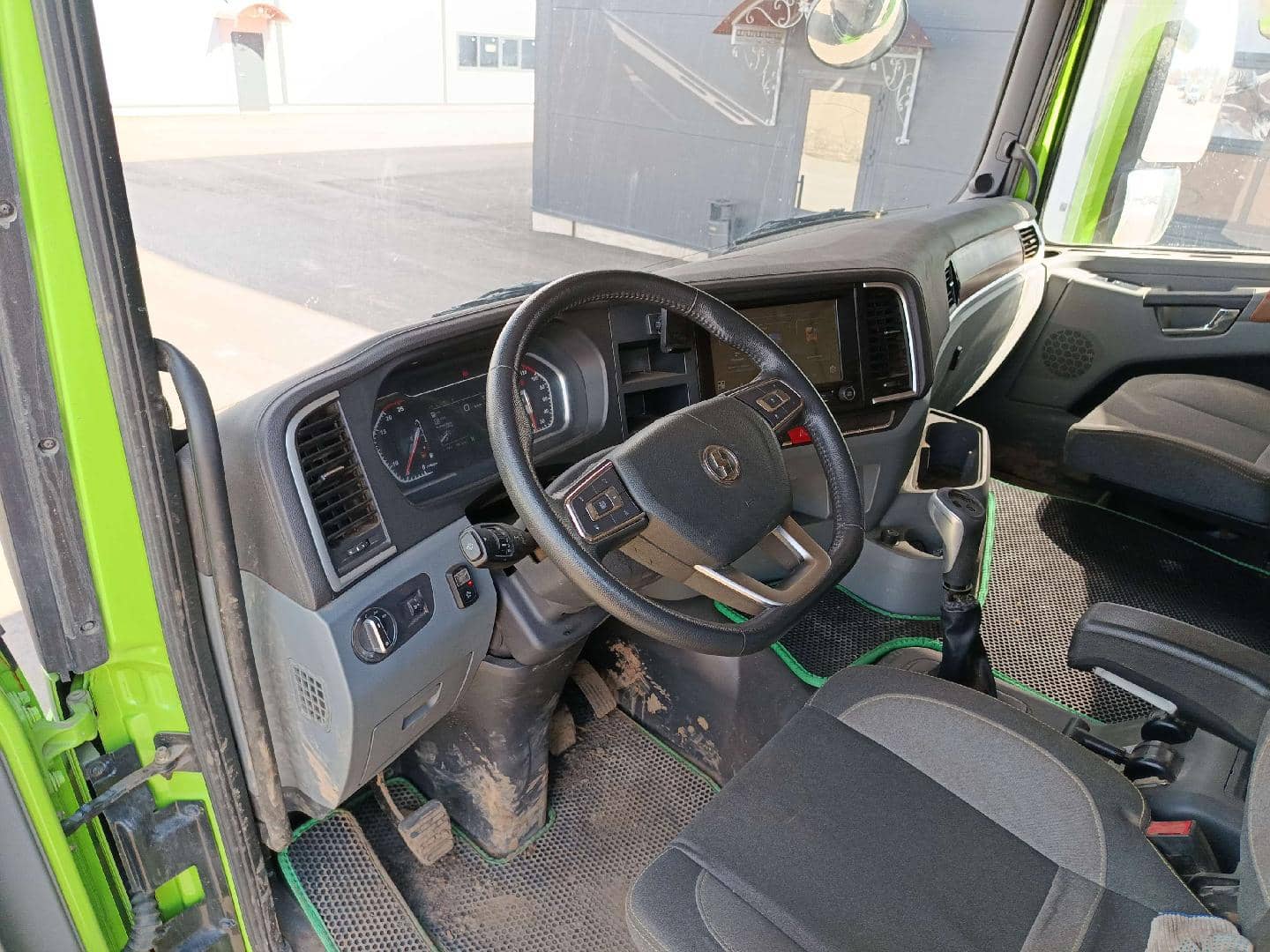 Shacman SX42584V324,  126 995 км, 2023 года в лизинг