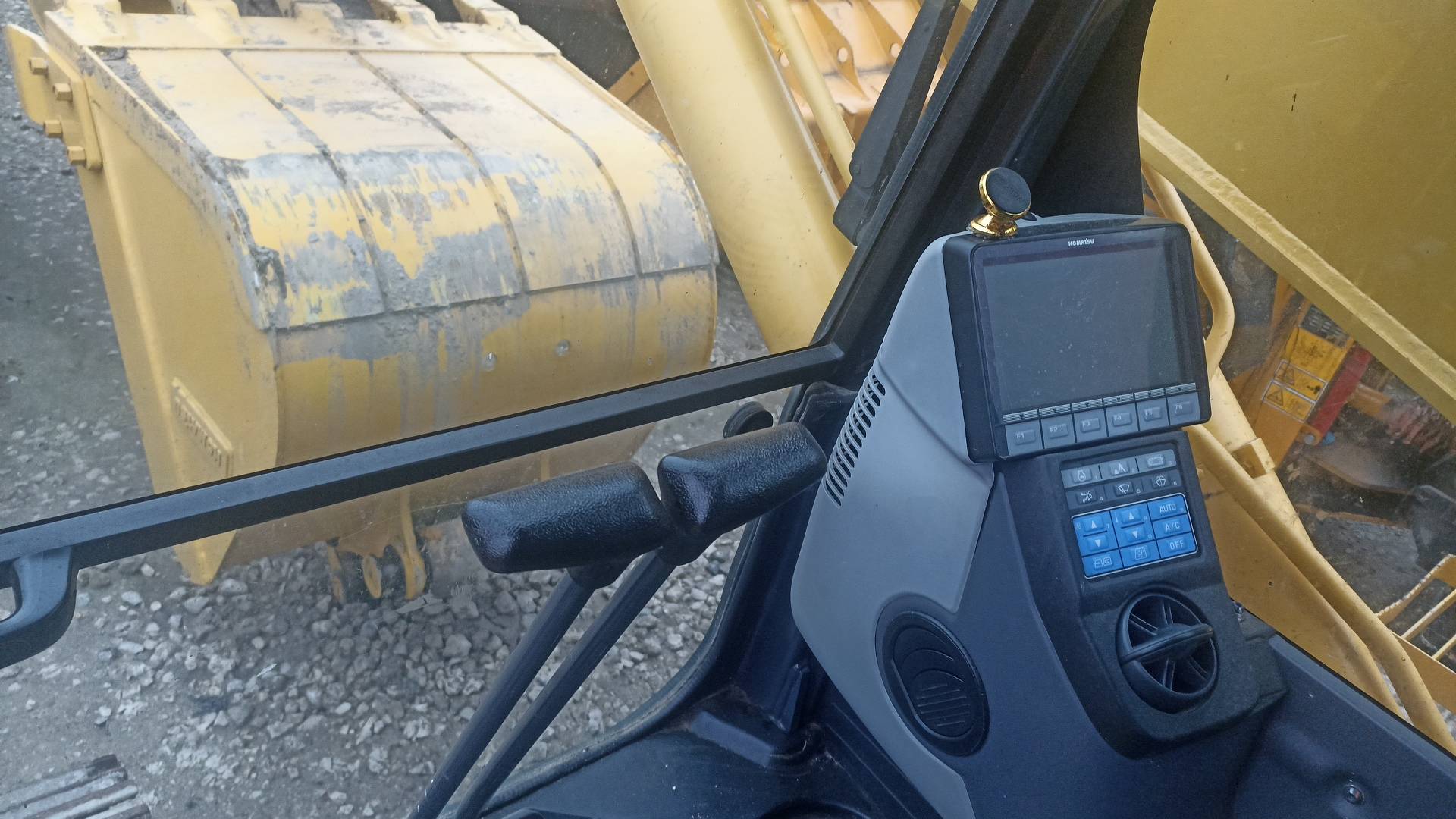 KOMATSU PC220-8MO, 2022 года в лизинг