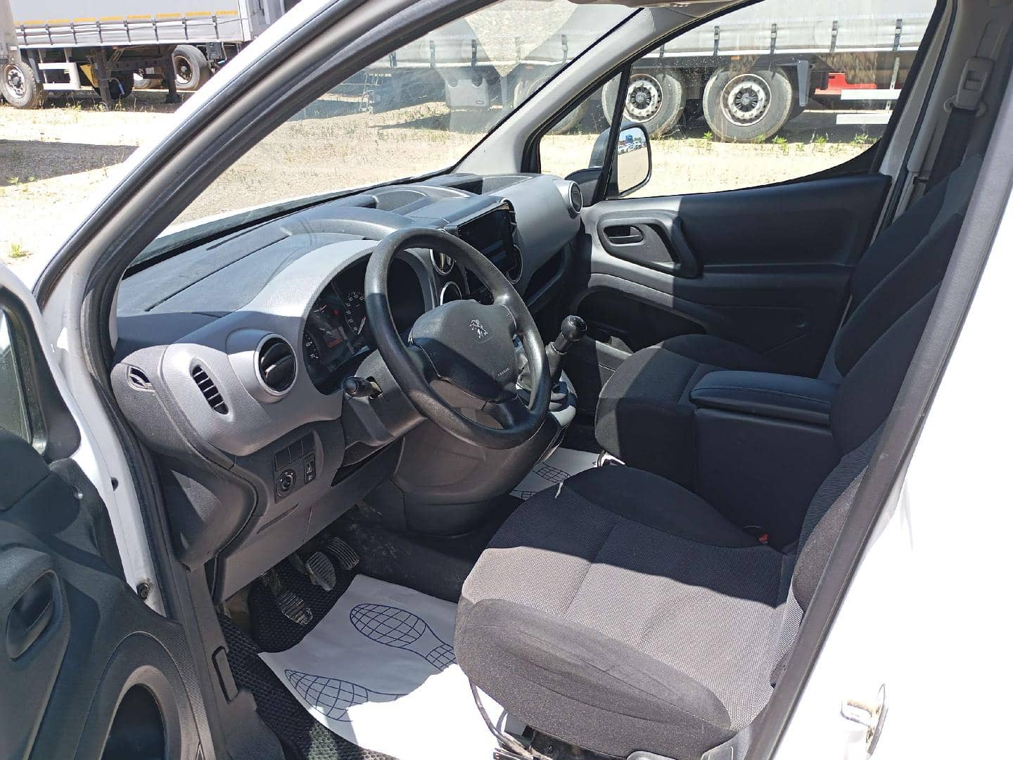 Peugeot Partner,  259 380 км, 2017 года в лизинг