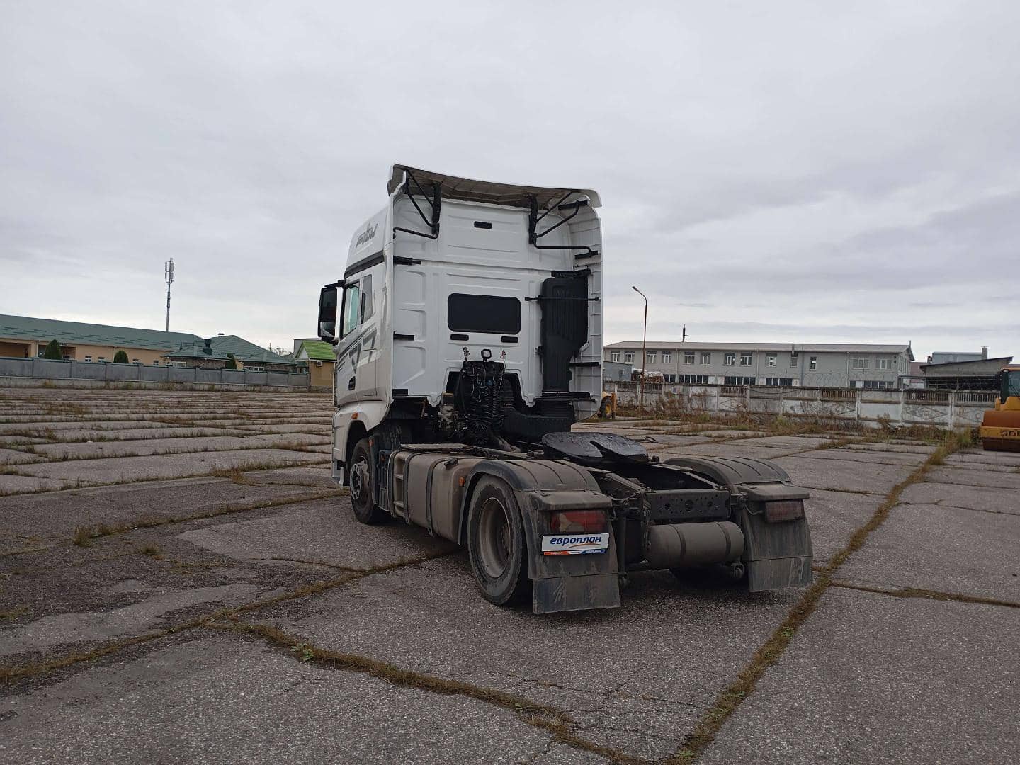 FAW CA4180P77K25E5 4x2,  488 174 км, 2023 года в лизинг