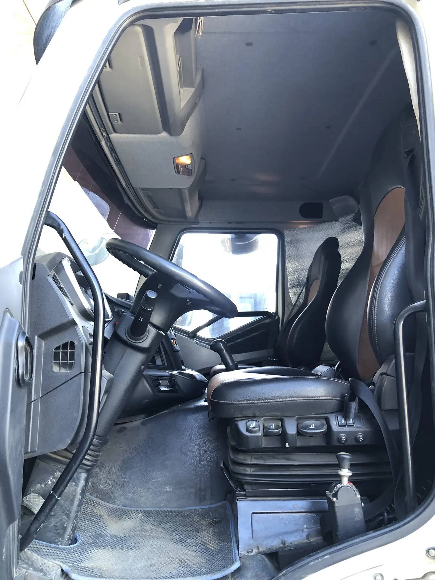 FAW CA3310P66K24T4E5 8х4,  281 137 км, 2023 года в лизинг