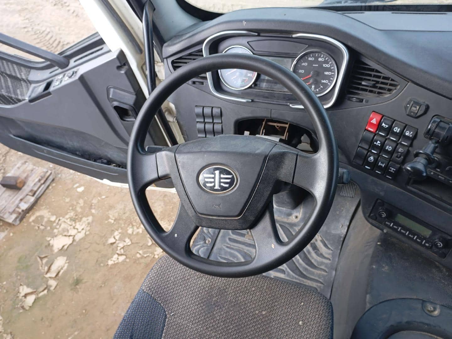 FAW CA3310P66K24T4E5 8х4,  230 000 км, 2022 года в лизинг