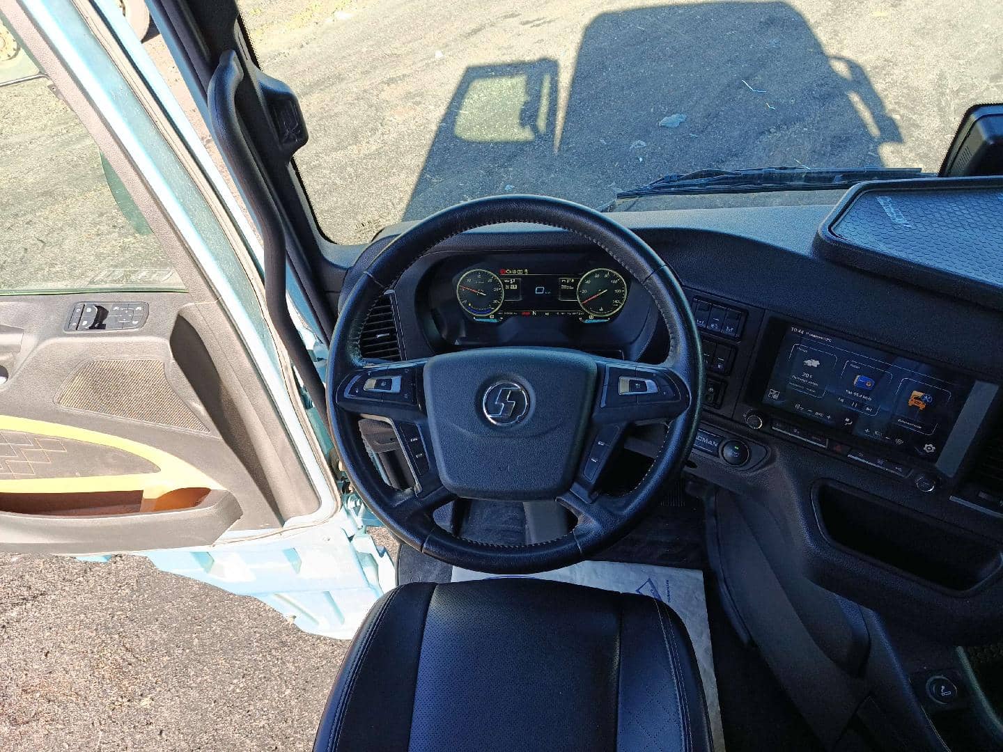 Shacman SX4188YY381,  219 336 км, 2023 года в лизинг