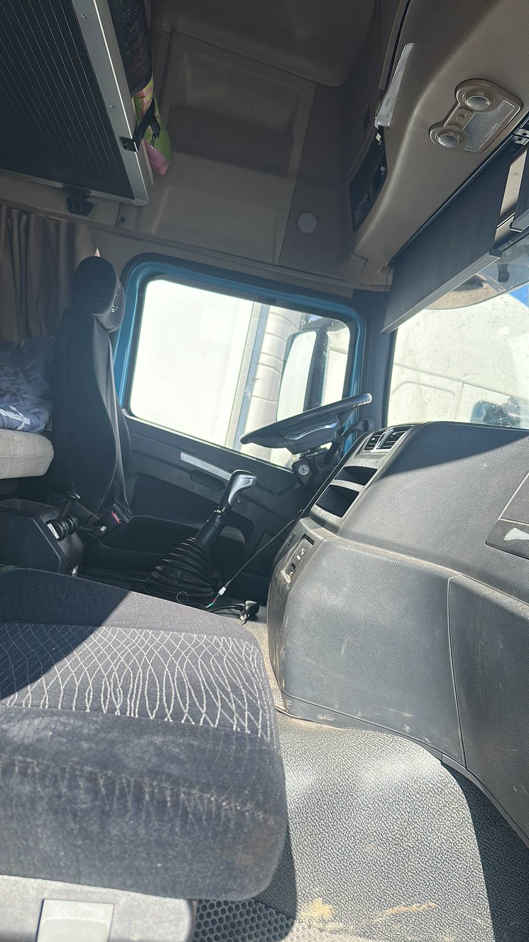 Shacman SX42584W324C,  52 223 км, 2022 года в лизинг