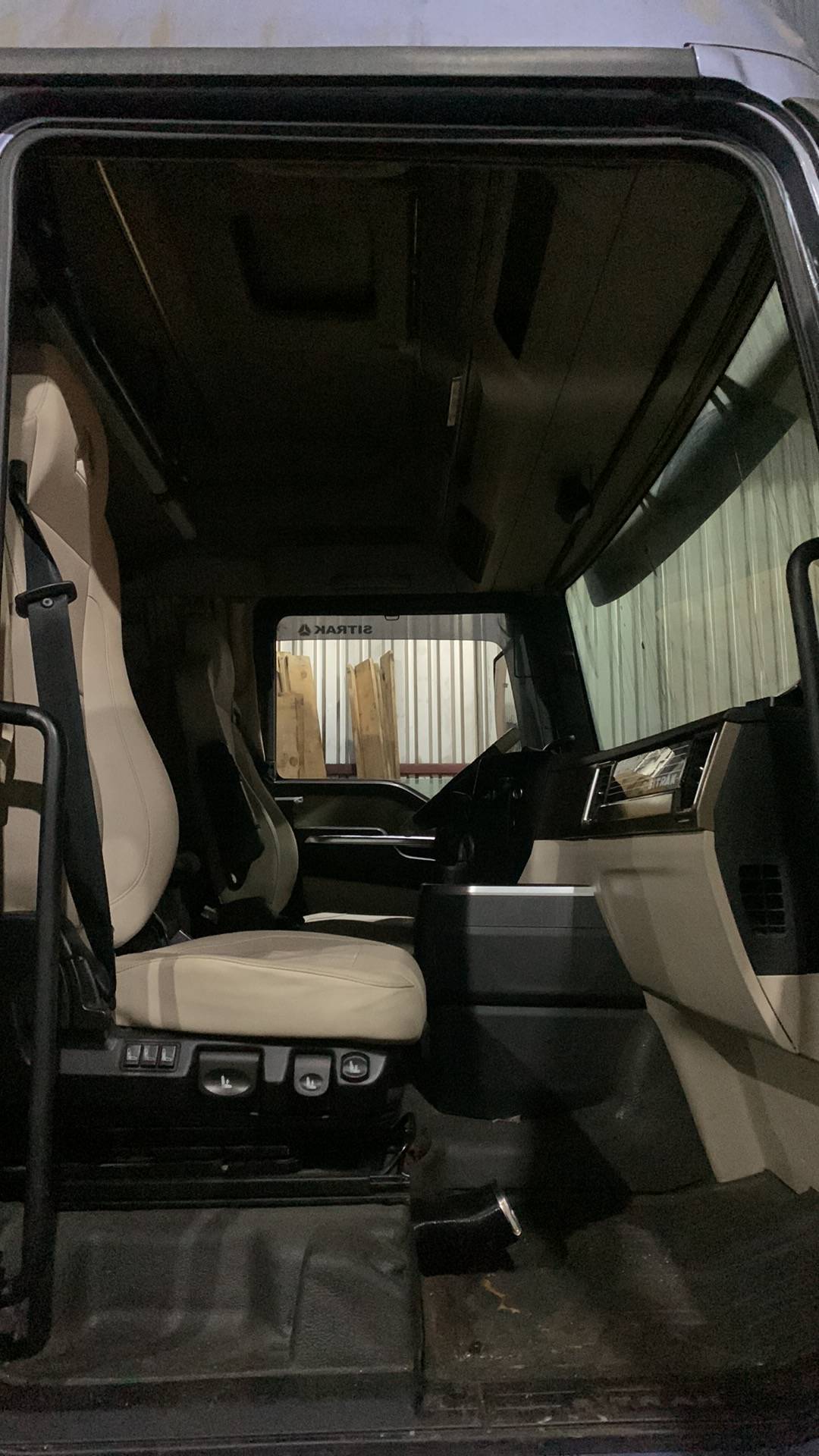 Sitrak C7H 4x2 ZZ4186V361HE,  507 165 км, 2023 года в лизинг