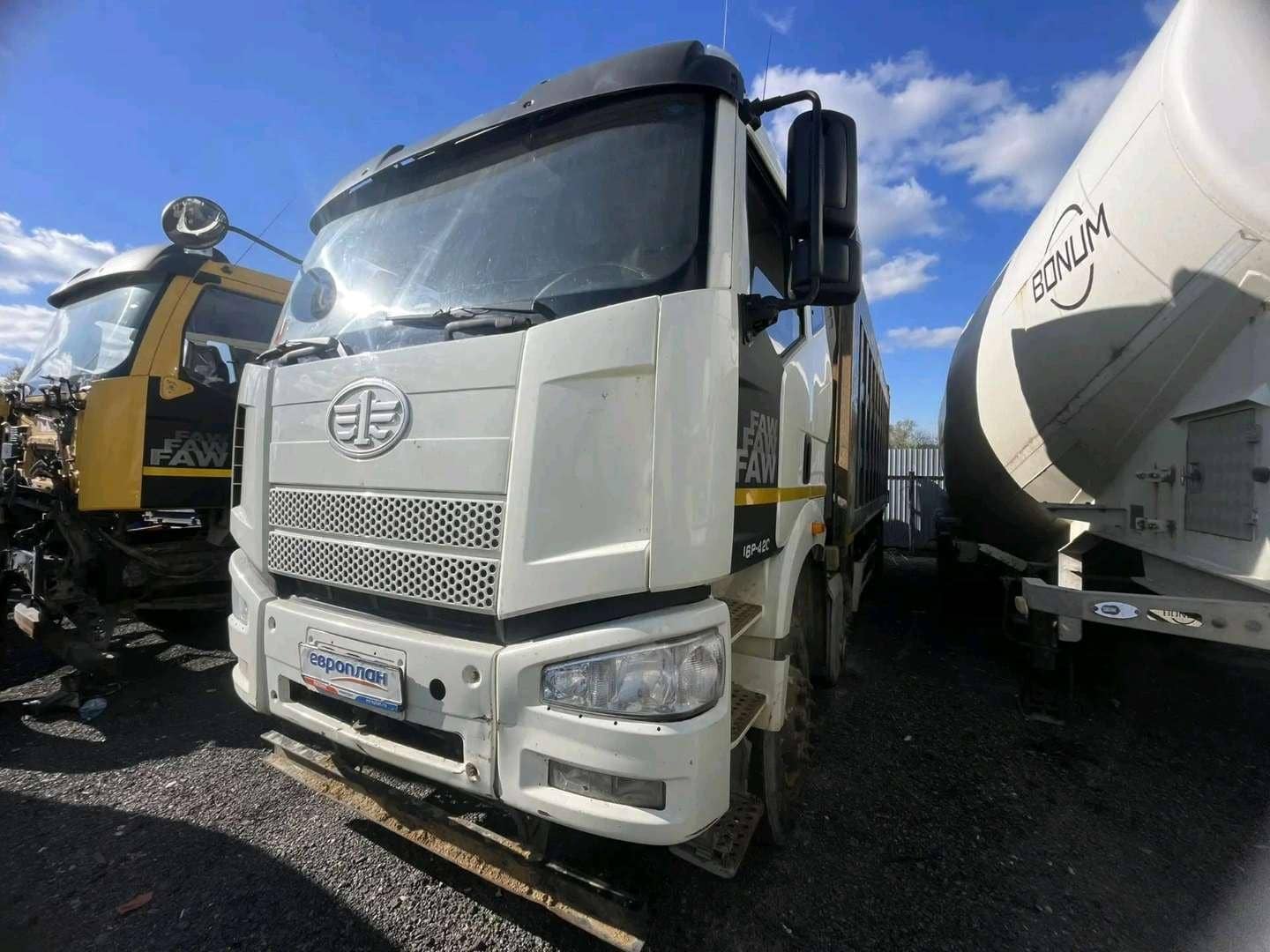 FAW CA3310P66K24T4E5 8х4,  152 454 км, 2022 года в лизинг