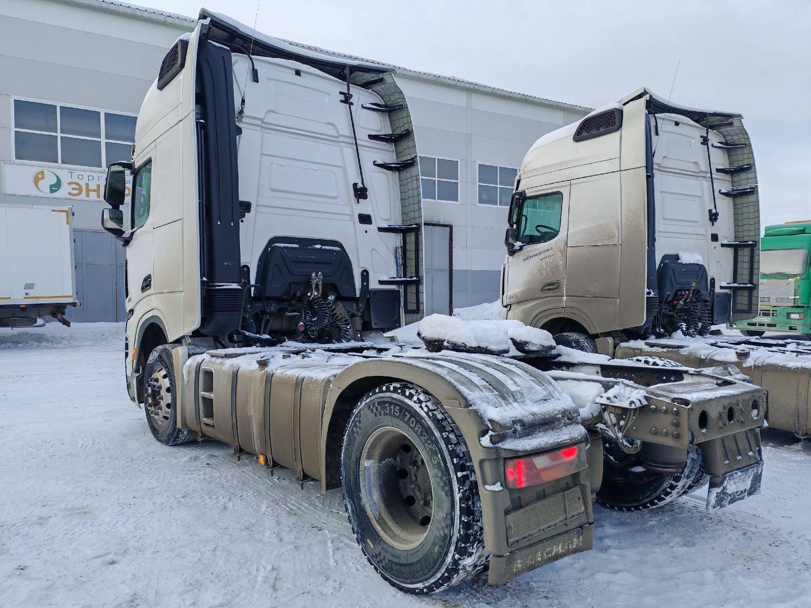 Shacman SX4188YY381,  321 273 км, 2023 года в лизинг