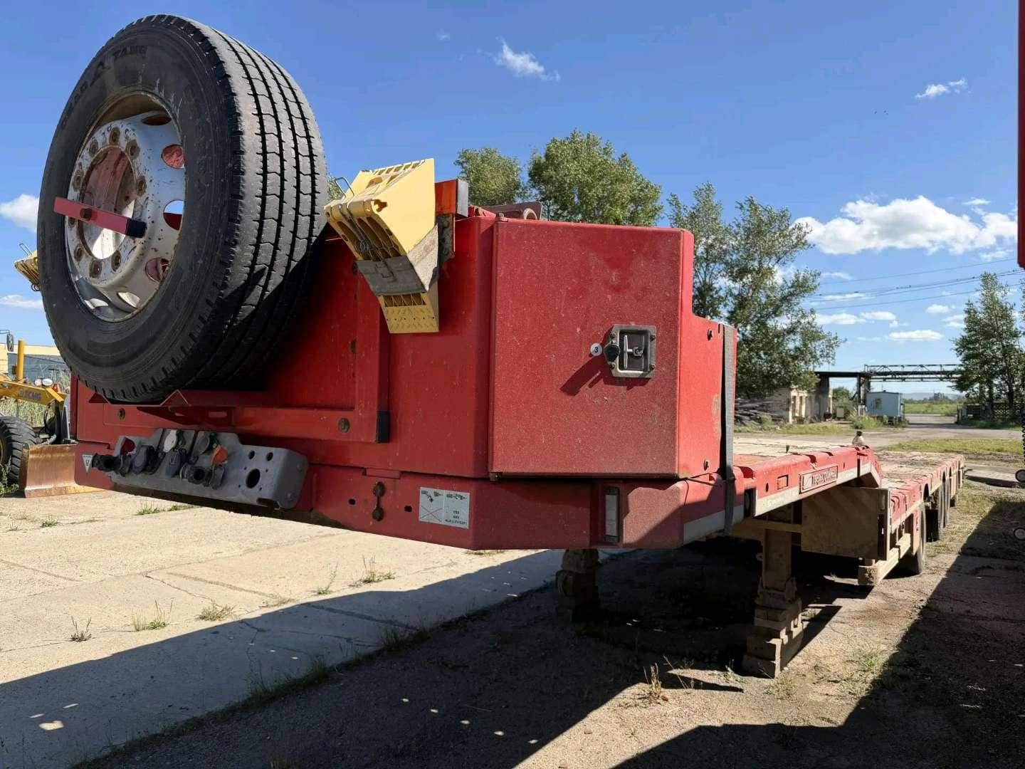 Тверьстроймаш Низкорамный полуприцеп 993941-AS46