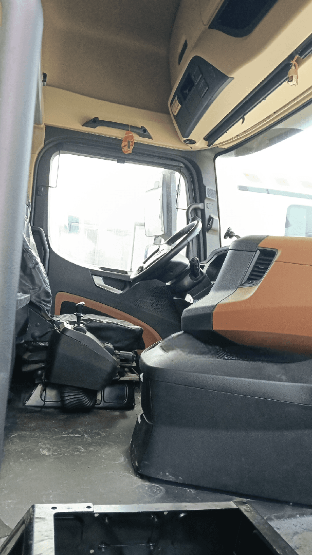 Shacman SX4188YY381,  261 381 км, 2023 года в лизинг