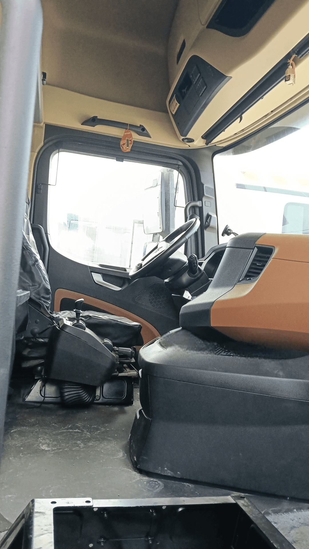 Shacman SX4188YY381,  261 381 км, 2023 года в лизинг