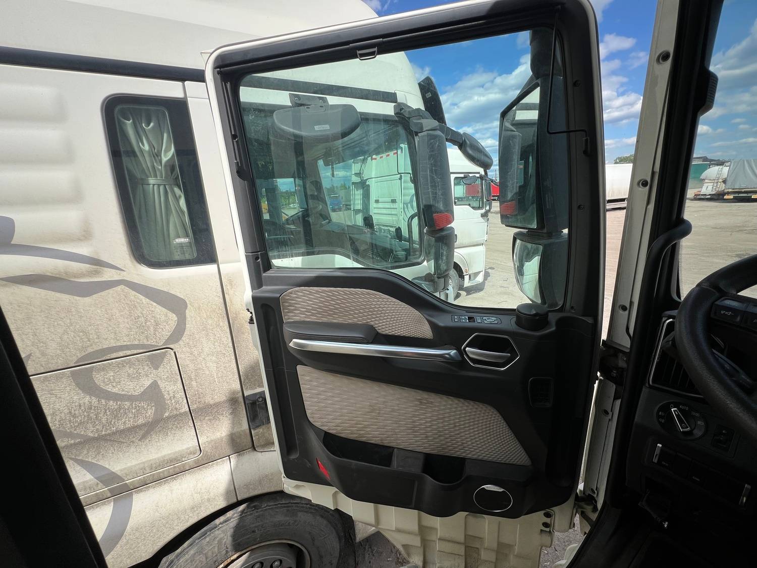 Sitrak C7H MAX 4x2 ZZ4186V361HE,  246 288 км, 2023 года в лизинг