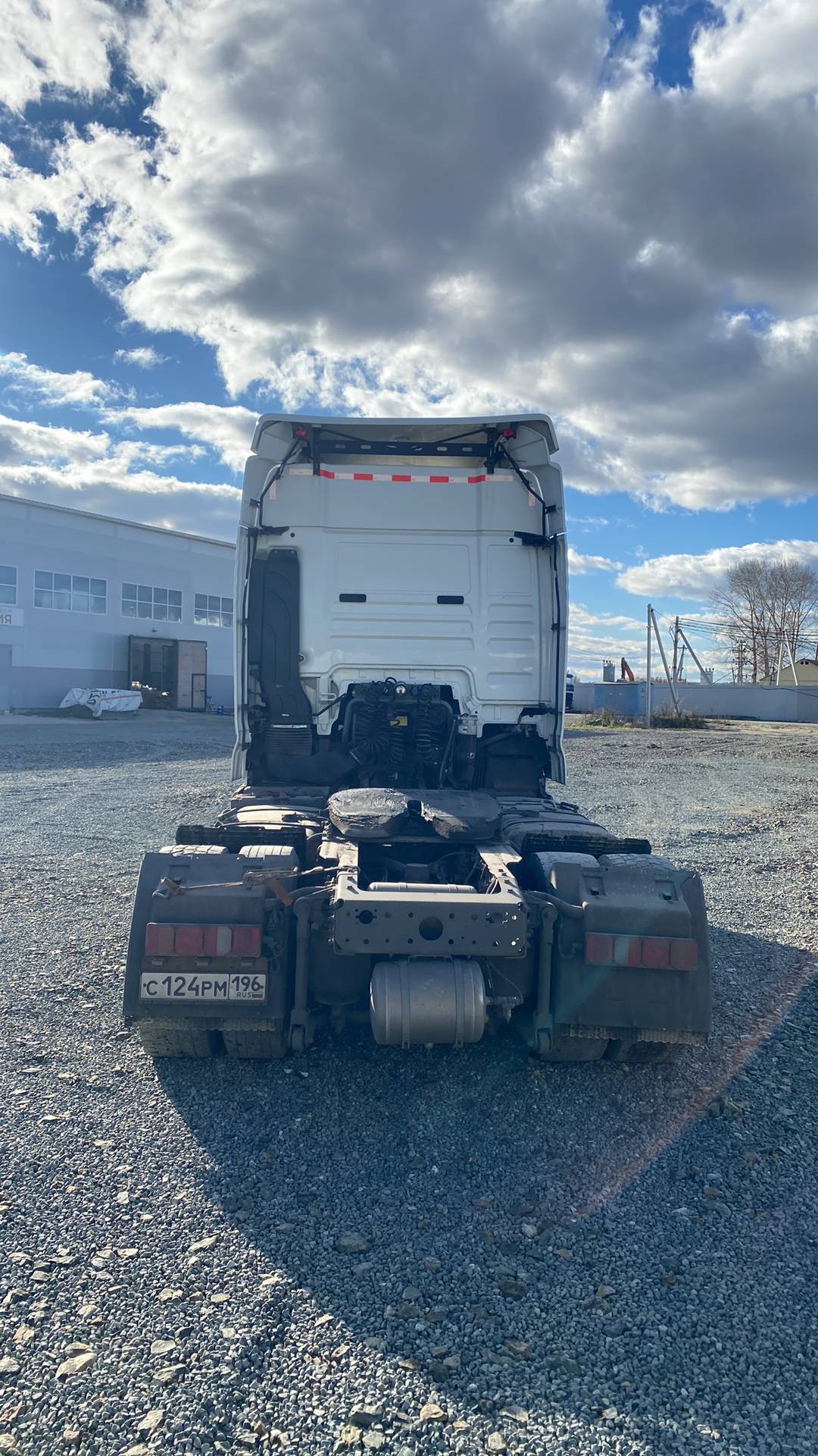 Sitrak C7H 4x2 ZZ4186V361HE,  413 233 км, 2022 года в лизинг