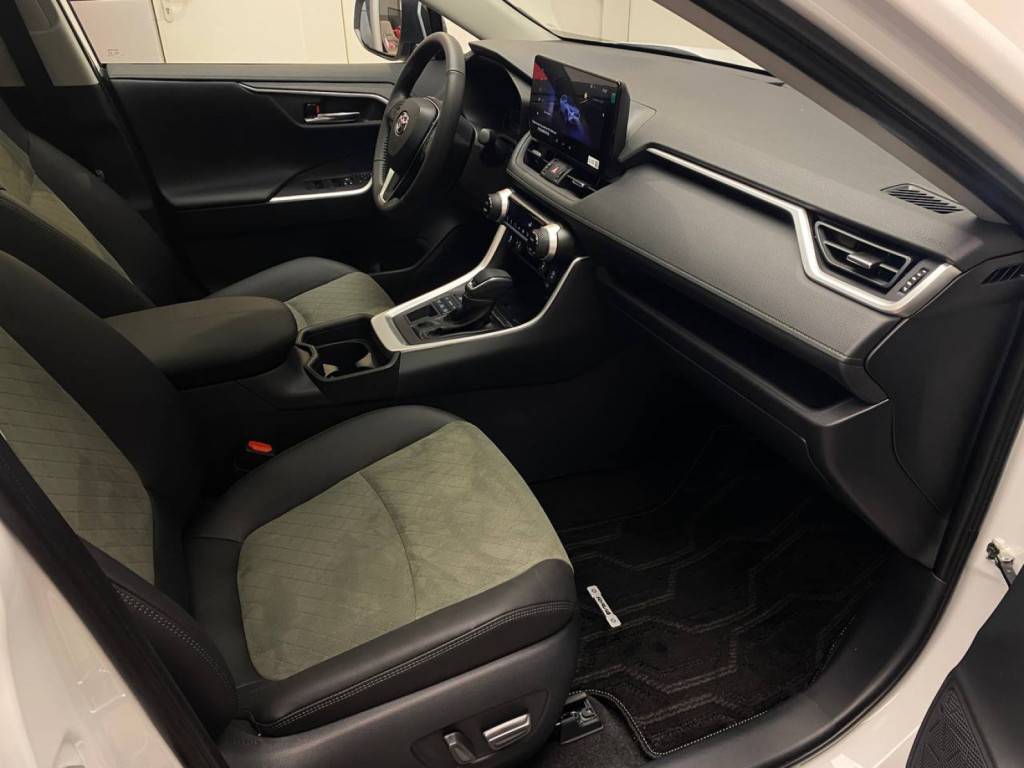 Toyota RAV4 Адвенчер Плюс 2.0 Вариатор полный привод (Adventure Plus)