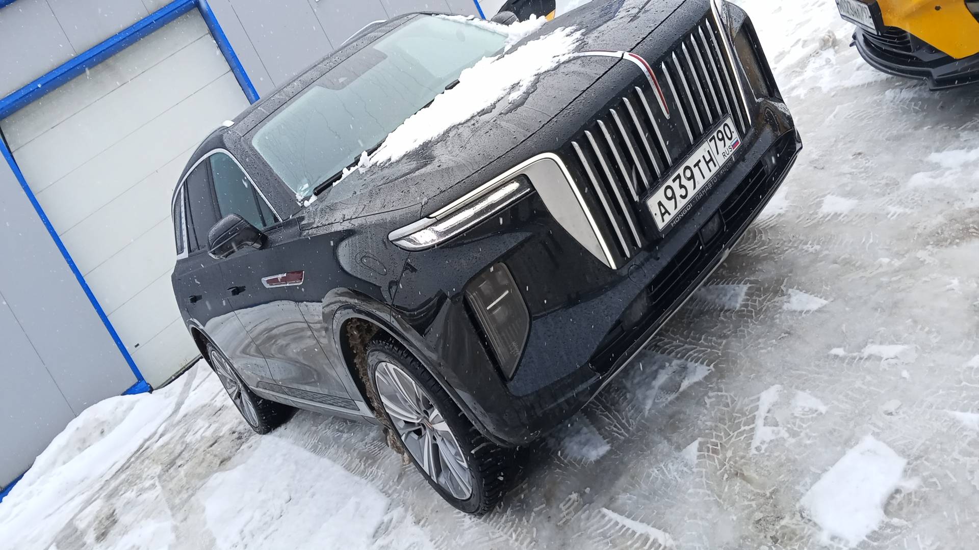 Hongqi E-HS9