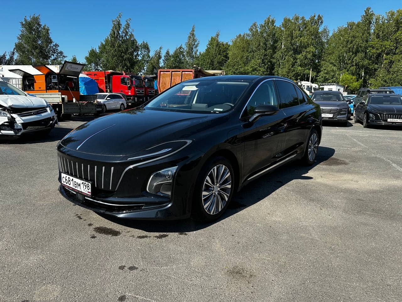Hongqi E-QM5