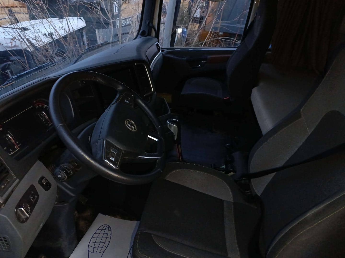 Shacman SX331863366 (скальный кузов),  46 139 км, 2024 года в лизинг