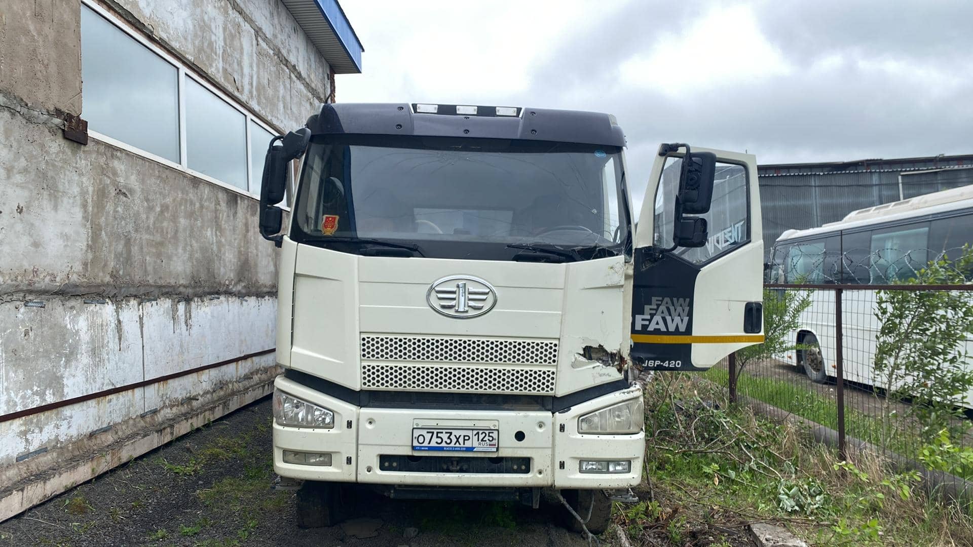 FAW CA3310P66K24T4E5 8х4,  1 111 км, 2023 года в лизинг