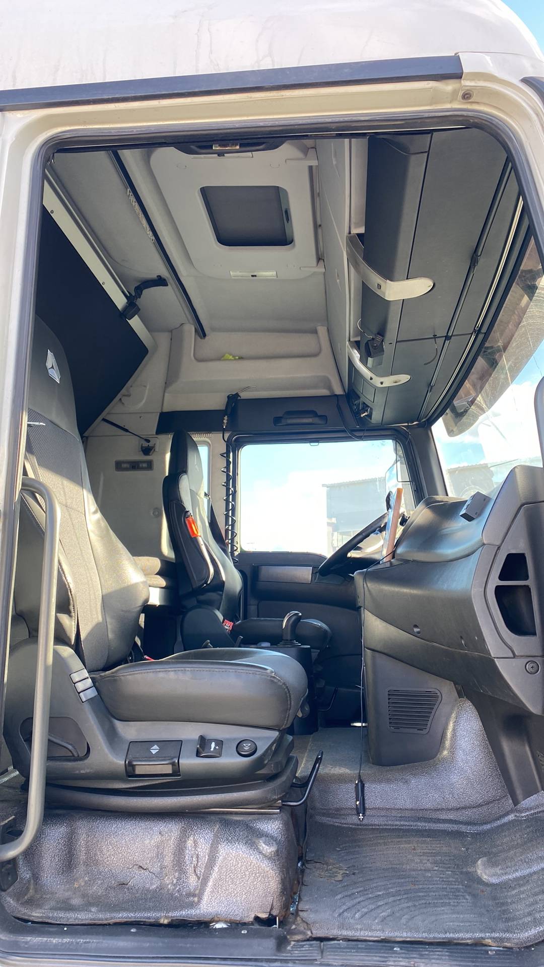 Sitrak C7H 4x2 ZZ4186V361HE,  413 233 км, 2022 года в лизинг