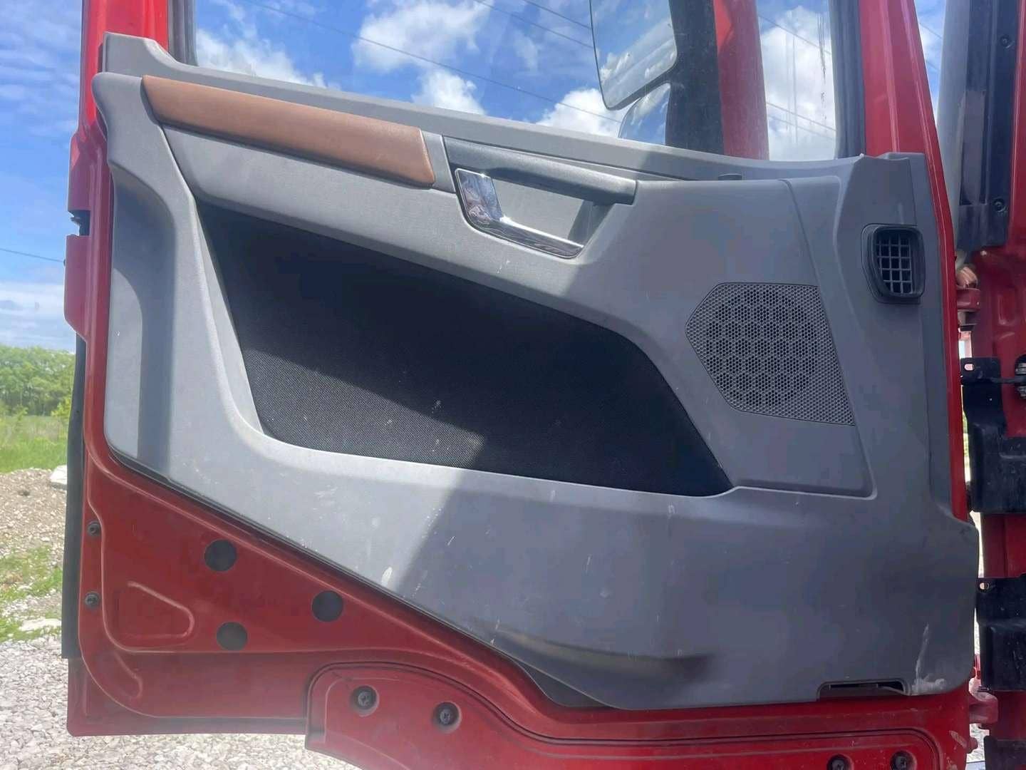 Shacman SX33186V366,  354 210 км, 2023 года в лизинг