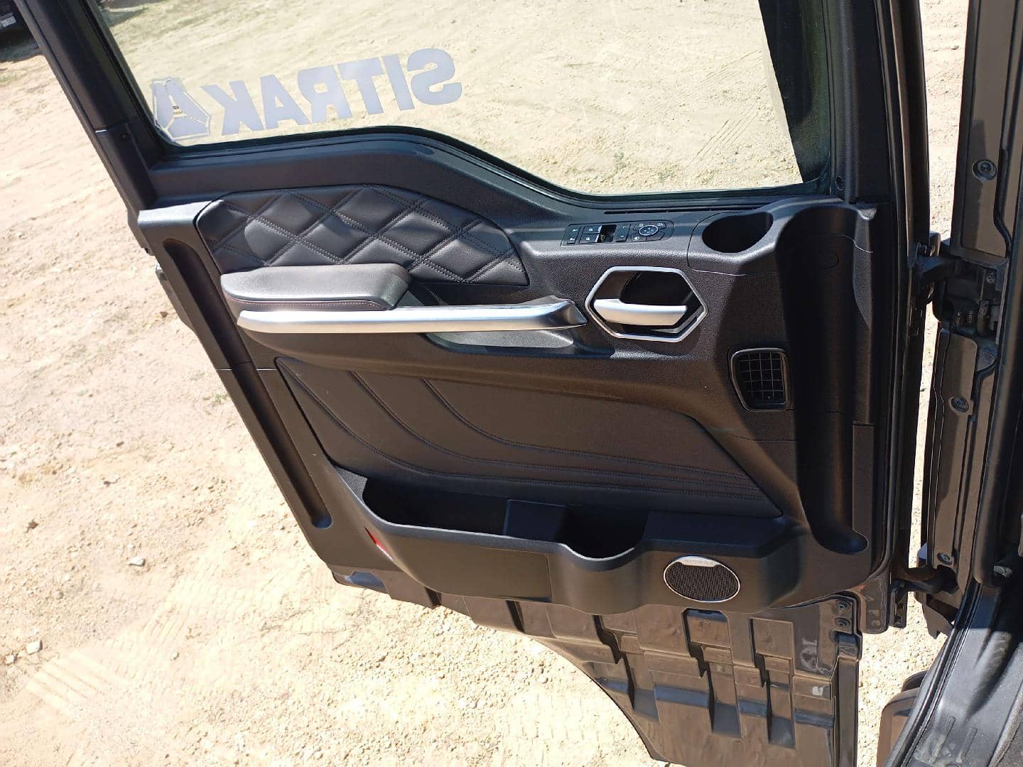 Sitrak С7Н MAX 6×4 ZZ4256V364HE,  180 049 км, 2023 года в лизинг