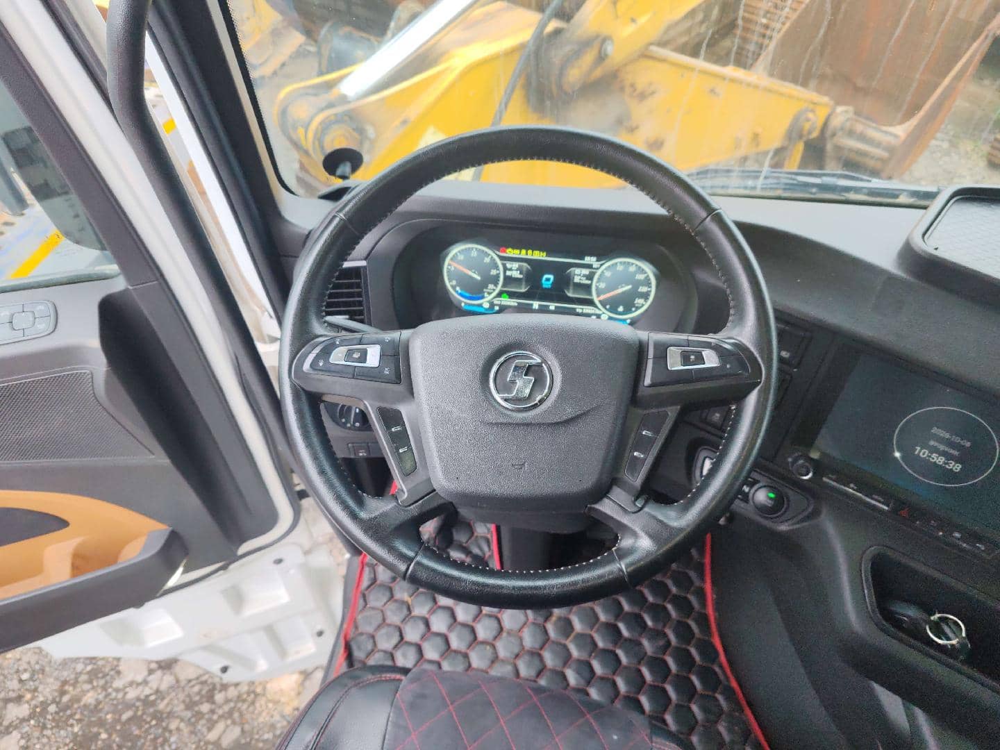 Shacman SX4188YY381,  151 952 км, 2024 года в лизинг