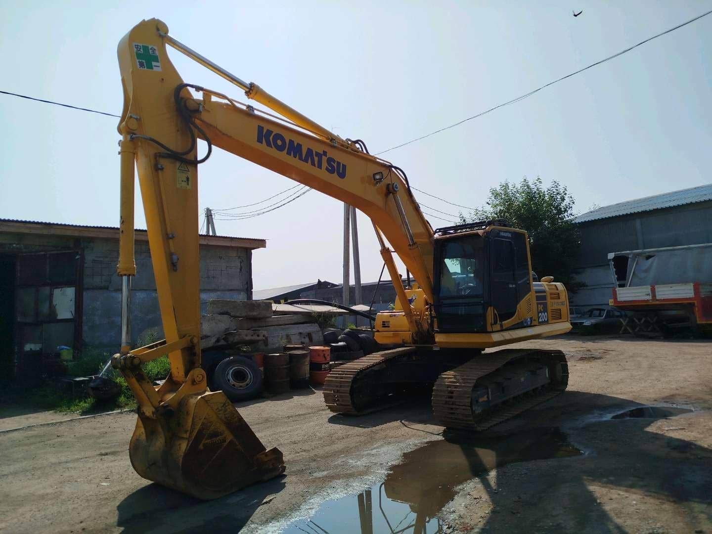 KOMATSU PC200-8N1