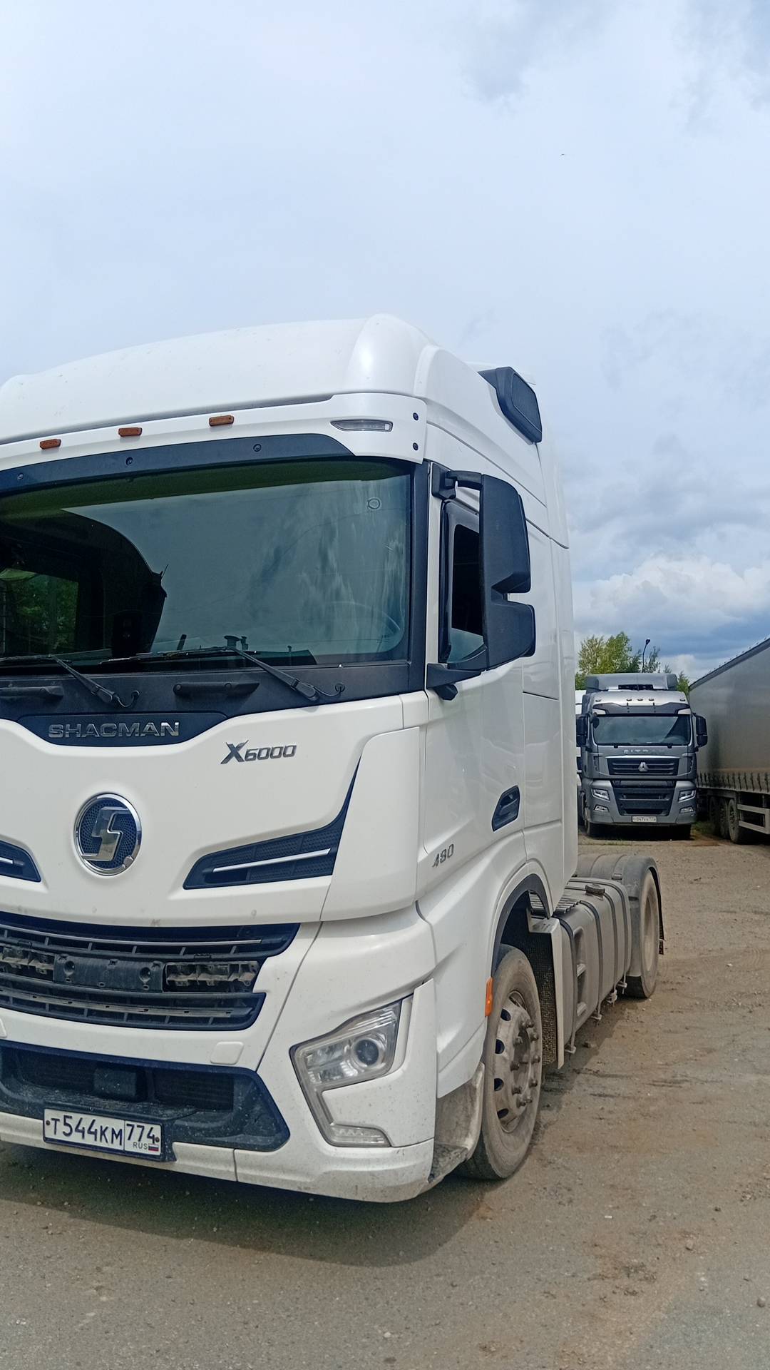 Shacman SX4188YY381,  326 811 км, 2023 года в лизинг