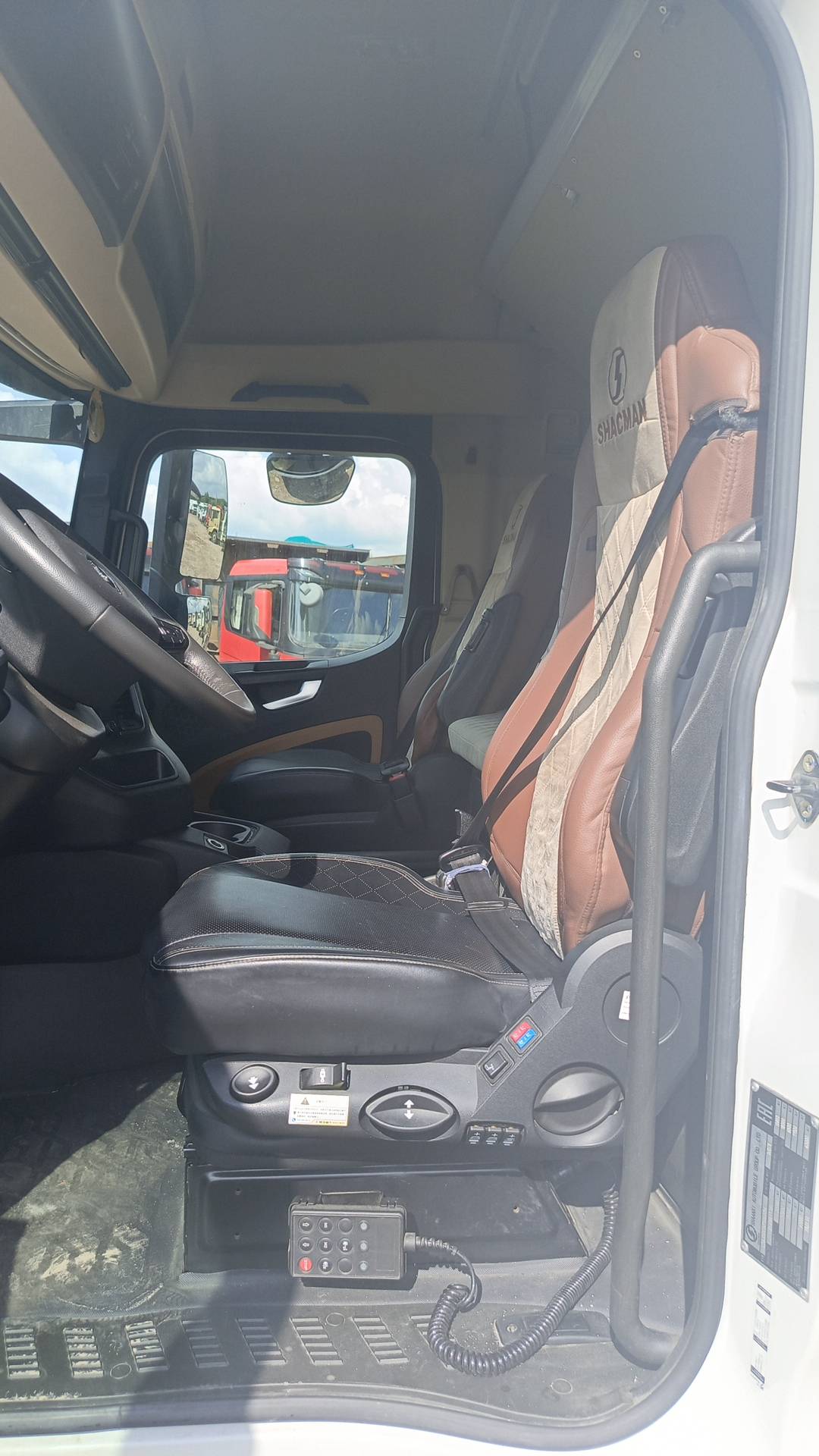 Shacman SX4188YY381,  308 060 км, 2023 года в лизинг