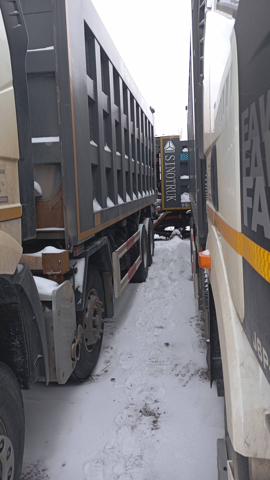 FAW CA3310P66K24T4E5 8х4,  103 818 км, 2023 года в лизинг