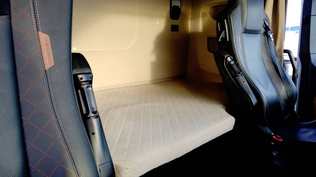 Shacman SX4188YY381,  398 279 км, 2024 года в лизинг