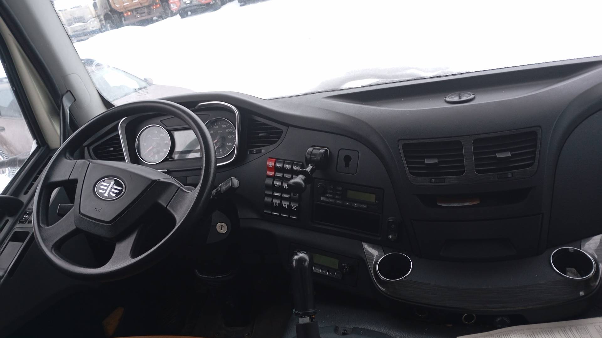 FAW CA3310P66K24T4E5 8х4,  112 119 км, 2023 года в лизинг