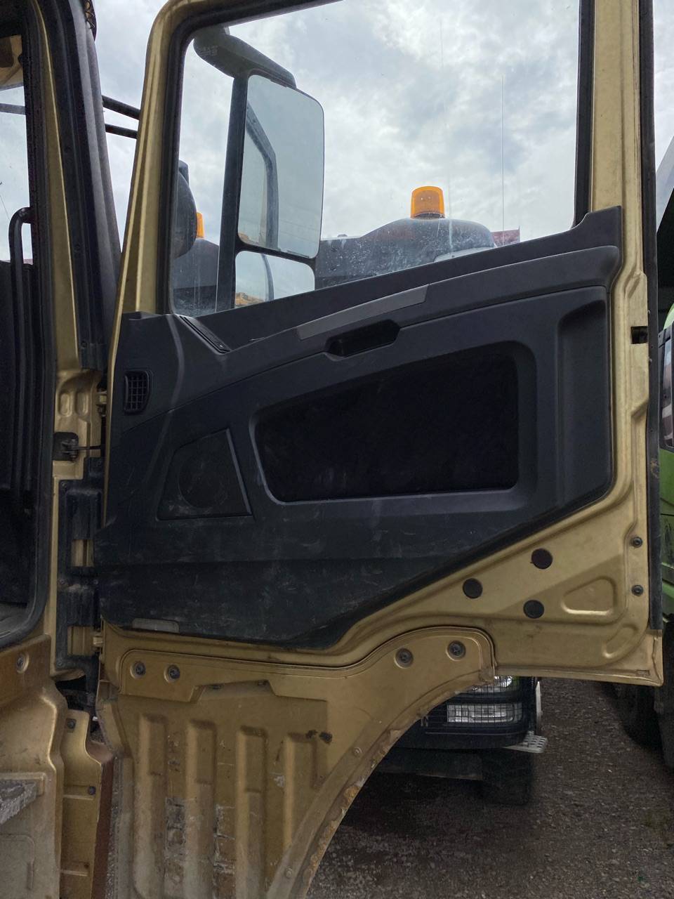 Shacman SX33186T366,  182 115 км, 2020 года в лизинг