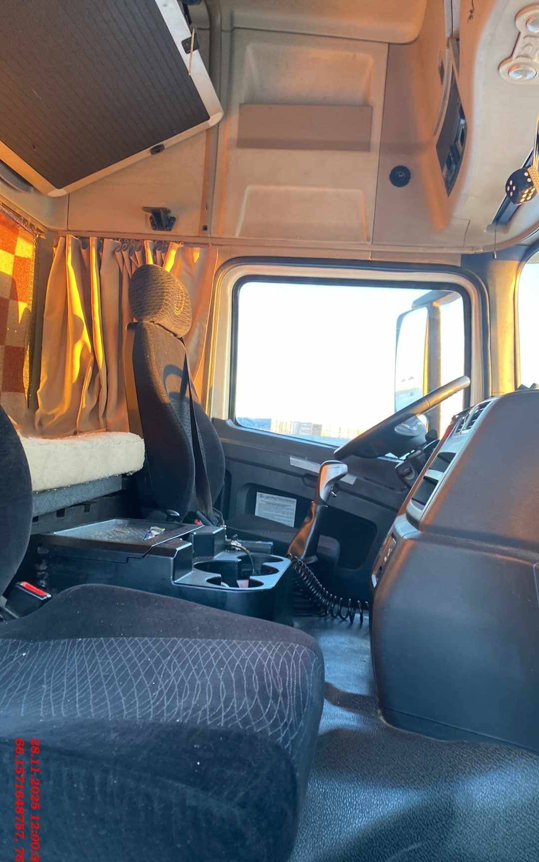 Shacman SX42584V324,  271 697 км, 2022 года в лизинг