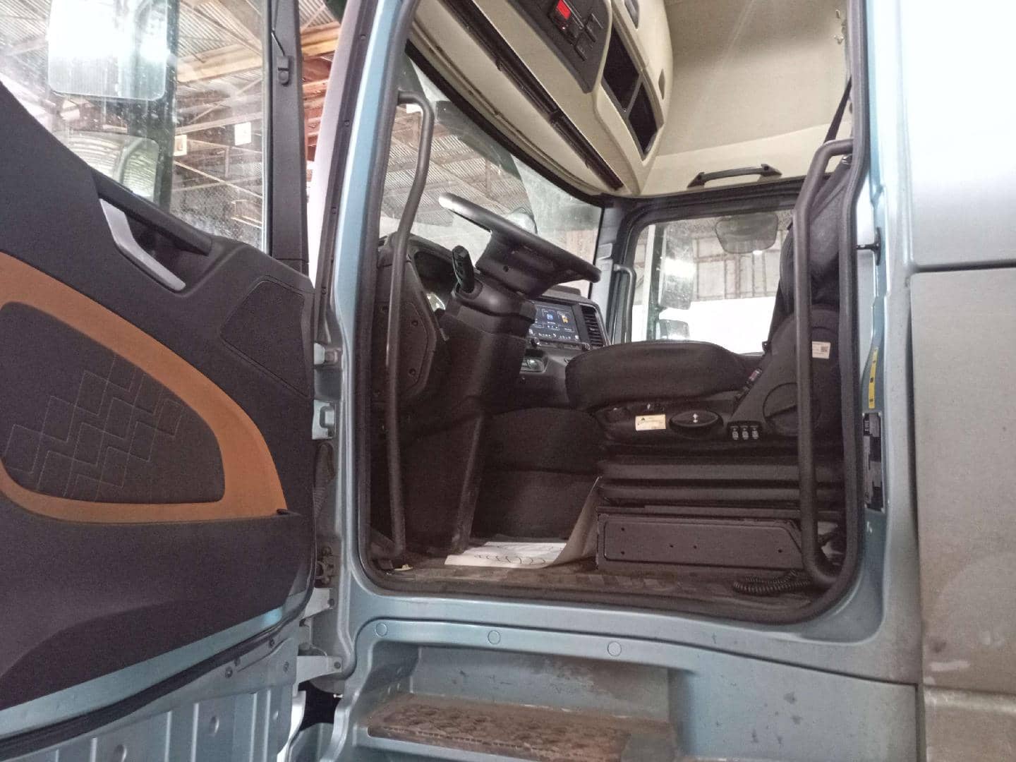 Shacman SX4188YY381,  349 568 км, 2023 года в лизинг