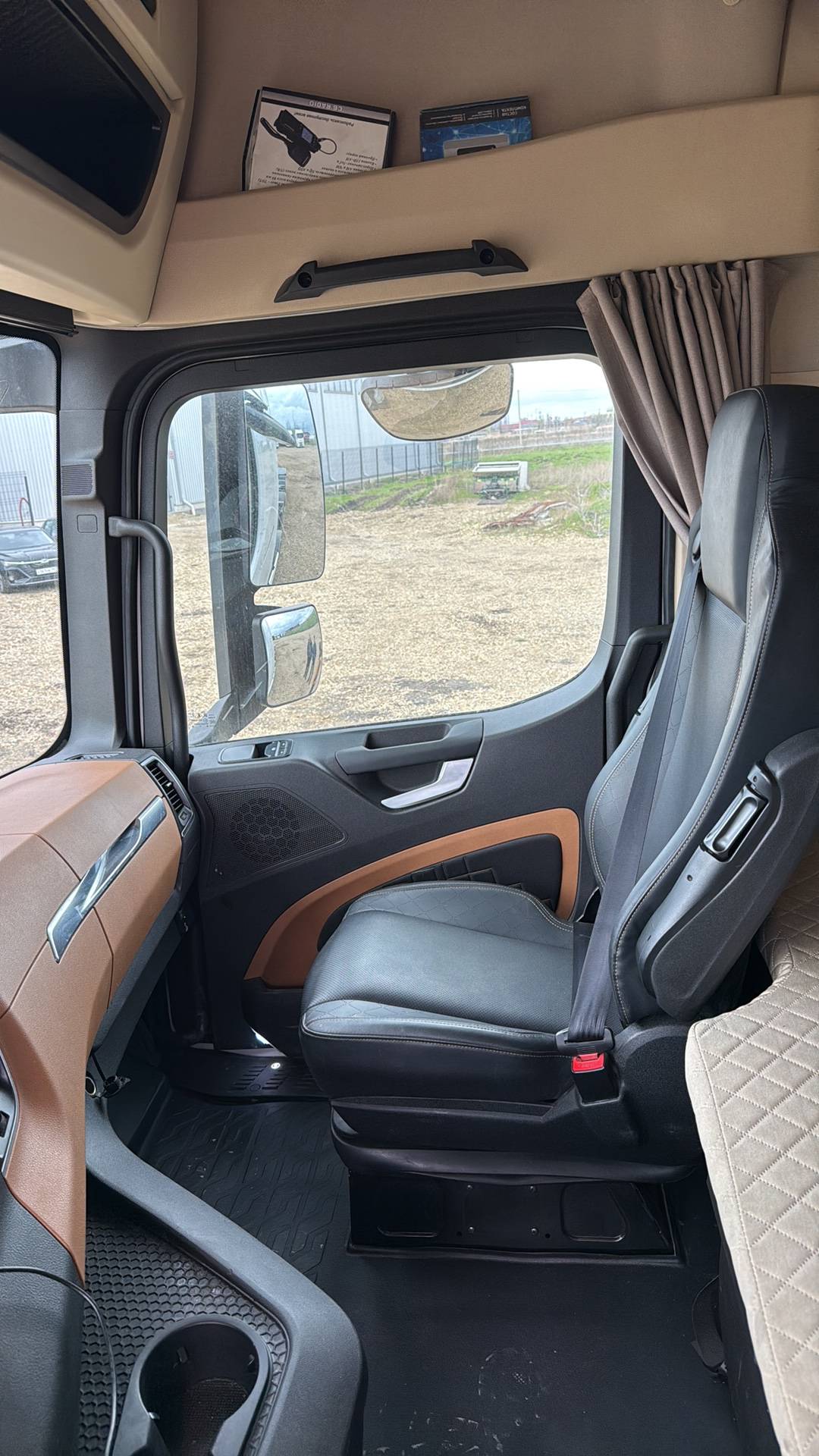 Shacman SX4188YY381,  230 077 км, 2024 года в лизинг