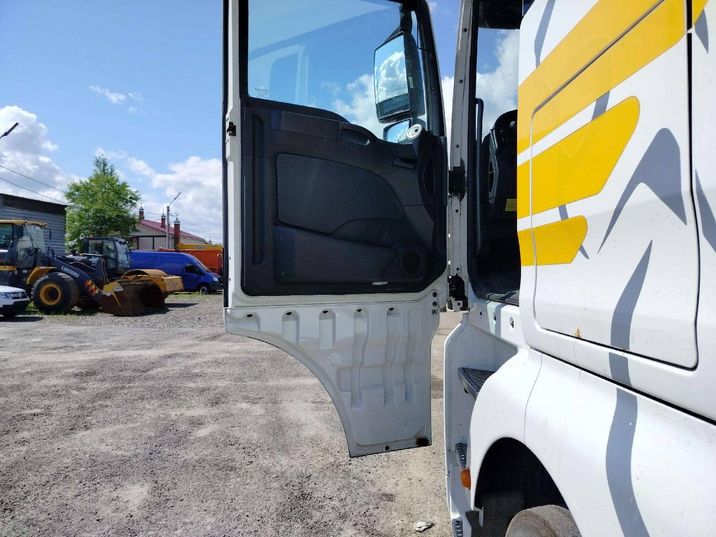 Sitrak C7H 4x2 ZZ4186V361HE,  593 472 км, 2022 года в лизинг