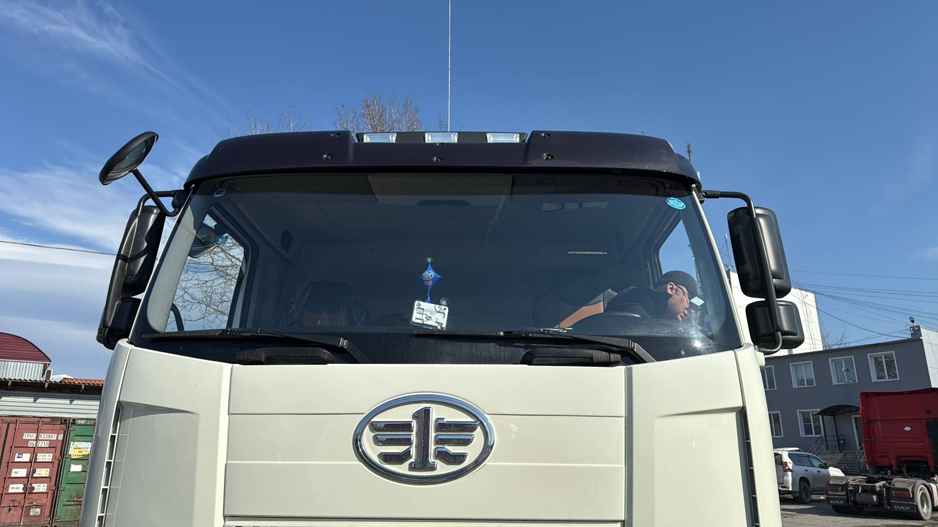 FAW CA3250P66K2T1E5 6х4,  21 030 км, 2023 года в лизинг