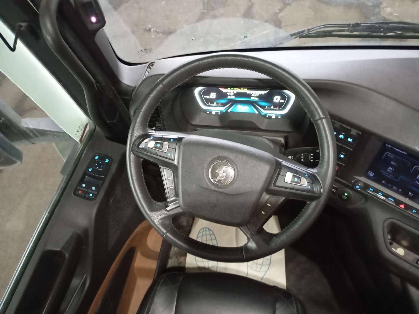 Shacman SX4188YY381,  337 458 км, 2023 года в лизинг